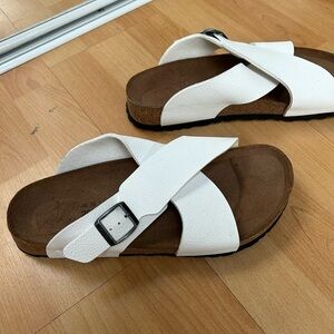 Birkis women sandals size 9. White Cross Strap Sandals. Great condition